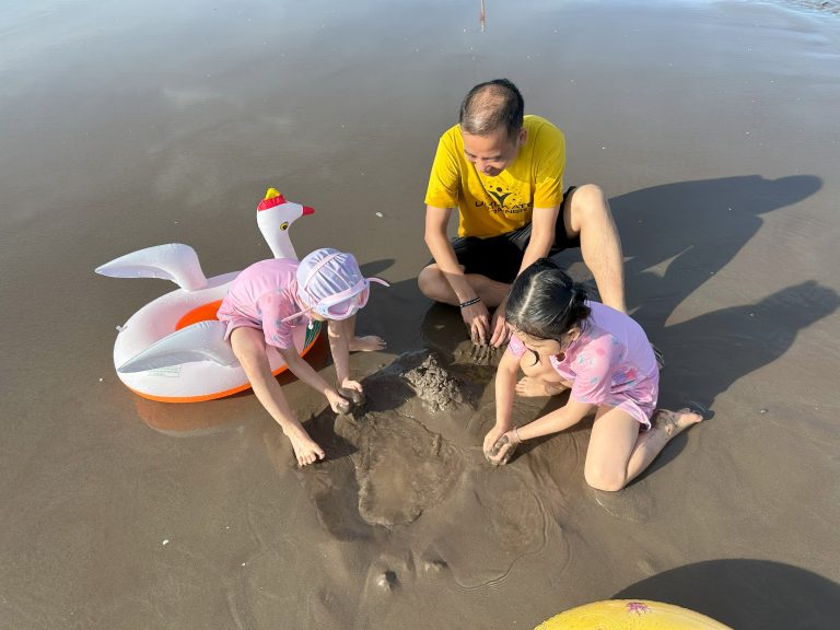 Bác sĩ Lê Xuân Dương và hai con gái – trải nghiệm làm cha định hình cách tôi làm nghề