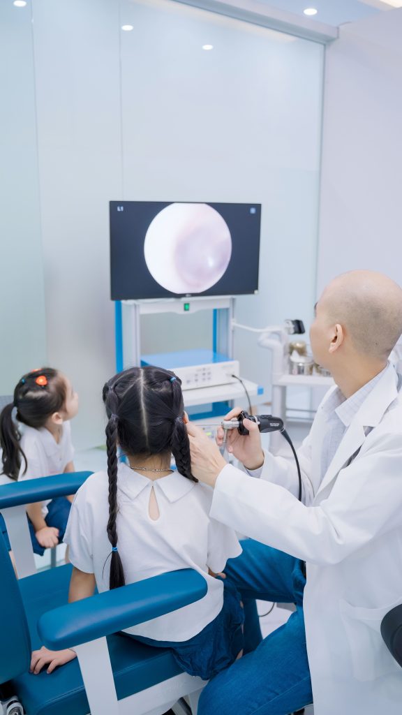 Bác sĩ Lê Xuân Dương khám Tai Mũi Họng cho trẻ 0–6 tuổi tại phòng khám