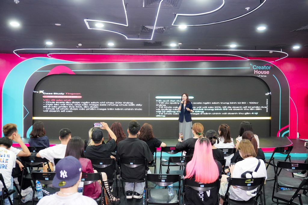 Annie Huỳnh thuyết trình về tăng trưởng và chuẩn hóa quy trình bán hàng trên nền tảng số