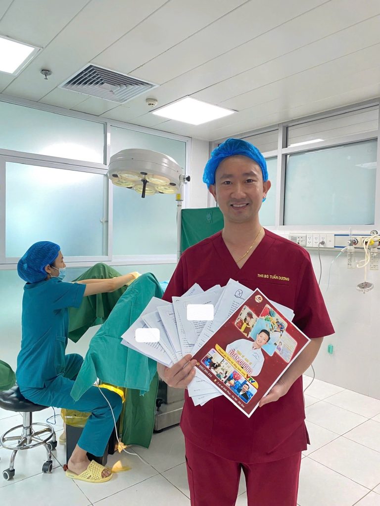 Bác sĩ Tuấn Dương trong phòng thủ thuật thẩm mỹ vùng kín, quy trình riêng tư và an toàn