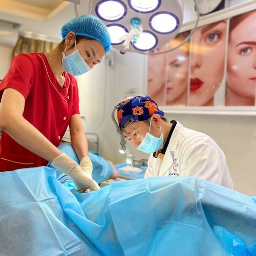 Bác sĩ Tuấn Dương thực hiện thủ thuật thẩm mỹ vùng kín trong phòng vô khuẩn, ưu tiên an toàn