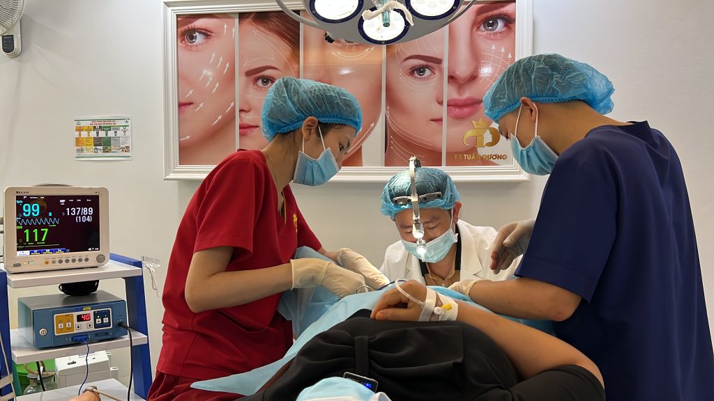 Ê-kíp Bác sĩ Tuấn Dương theo dõi chỉ số và thực hiện can thiệp vùng kín theo quy trình y khoa