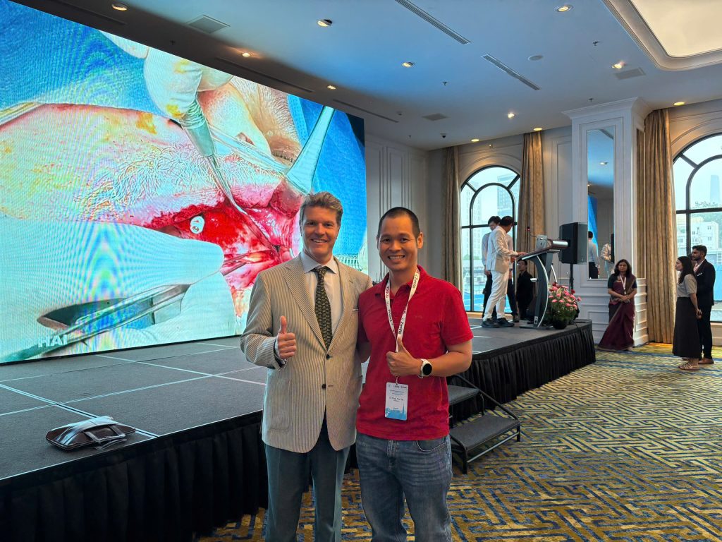 Đặng Quốc Sỹ học hỏi cùng chuyên gia nha khoa quốc tế, nâng chuẩn điều trị tại phòng khám