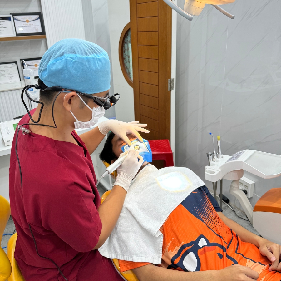 Bác sĩ nha khoa Đặng Quốc Sỹ điều trị răng, ưu tiên an toàn và quy trình chuẩn