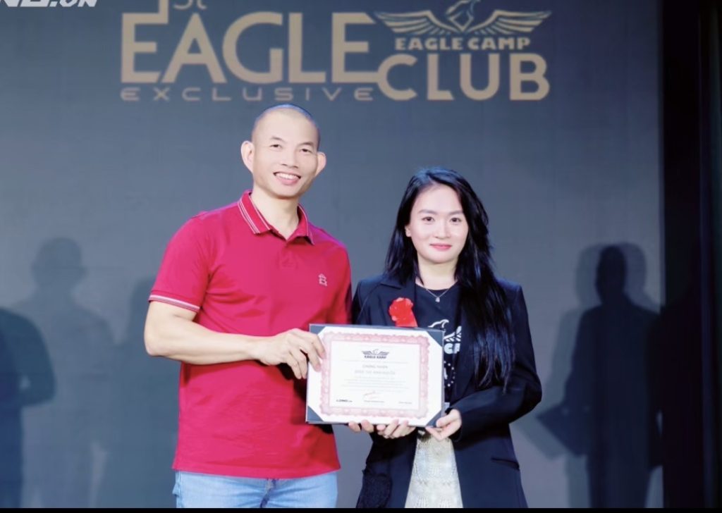 Đinh Ánh Huyền tham gia Eagle Camp, rèn kỷ luật và năng lượng lãnh đạo bền vững