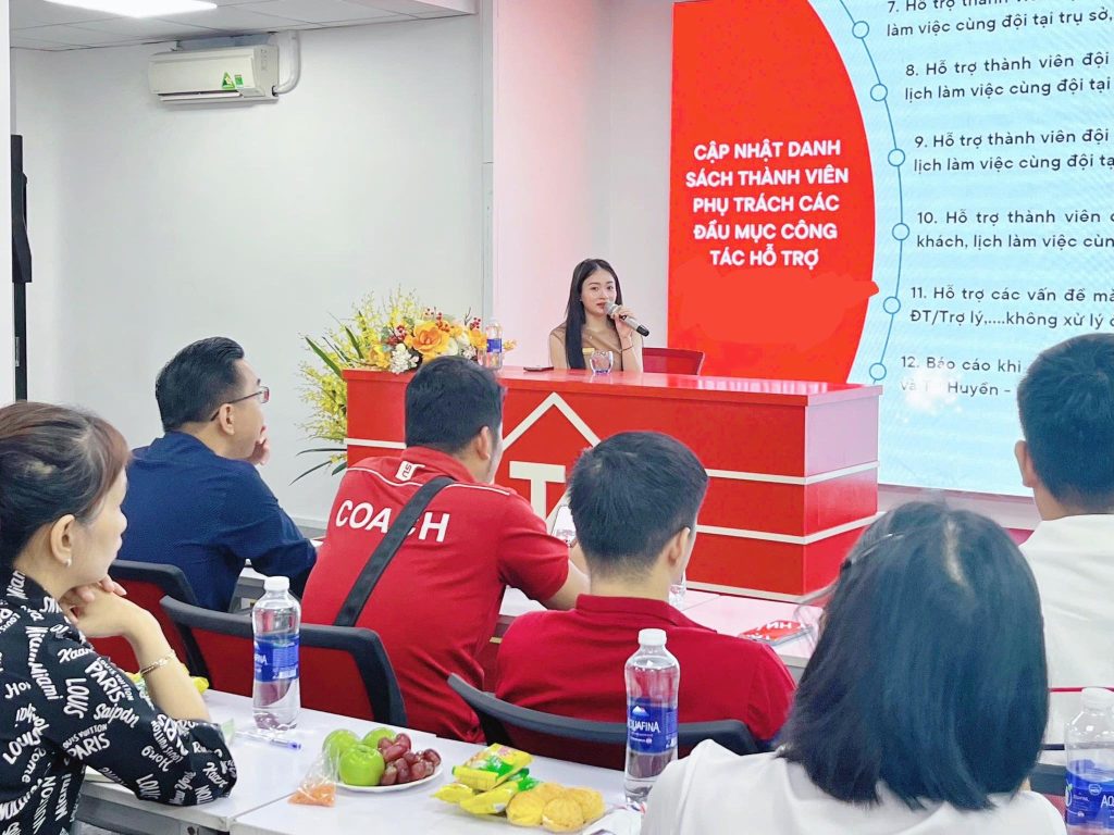 Đinh Ánh Huyền đào tạo đội nhóm, giúp phụ nữ giao tiếp tinh tế và đặt ranh giới rõ ràng