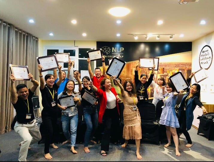 Đinh Ánh Huyền cùng học viên coaching, tạo chuyển hóa sâu qua đào tạo phát triển con người