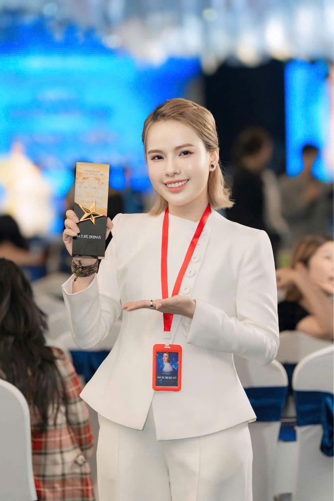 Đỗ Hương Nature Brows được vinh danh, kỹ thuật chân mày tự nhiên giúp phụ nữ tự tin hơn