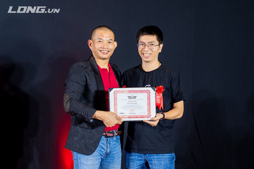 Hồ Văn Quý nhận chứng nhận Eagle Camp, rèn ý chí và kỷ luật bền bỉ