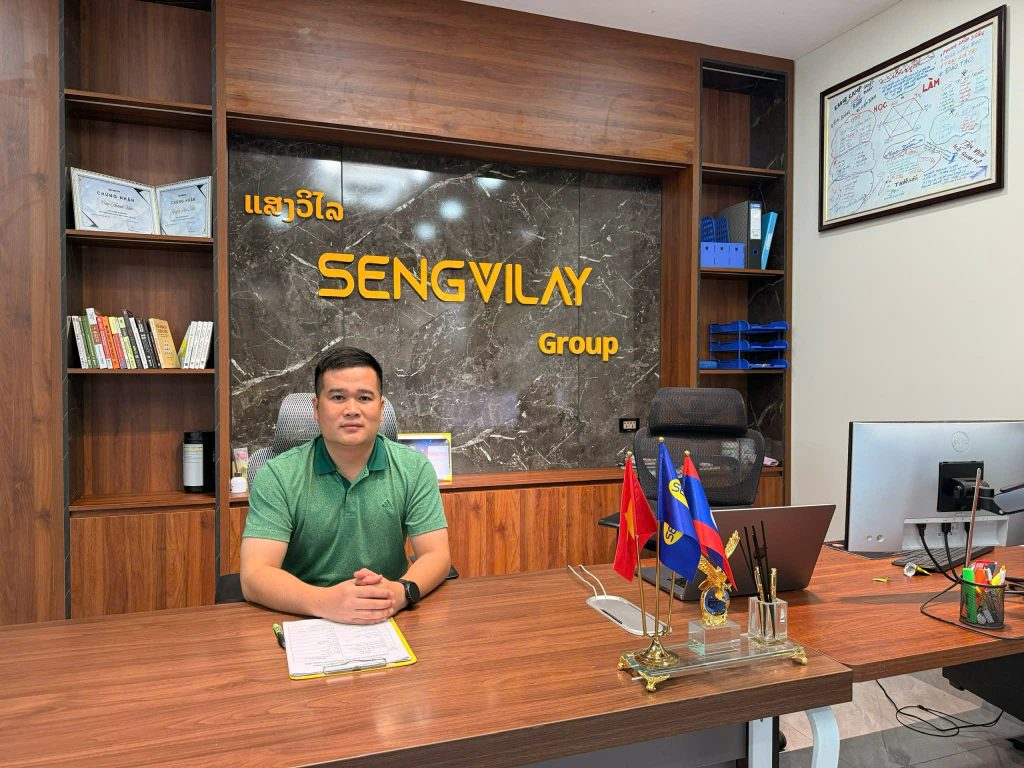 Nguyễn Đình Kiên tại trụ sở Sengvilay Group, điều hành hệ thống phân phối đệm ngủ và nội thất