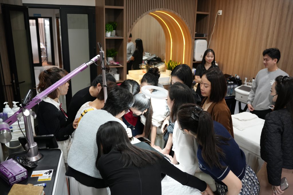 Nguyễn Thị Thanh Hoa đào tạo kỹ thuật spa, hướng dẫn quy trình chăm sóc da bài bản