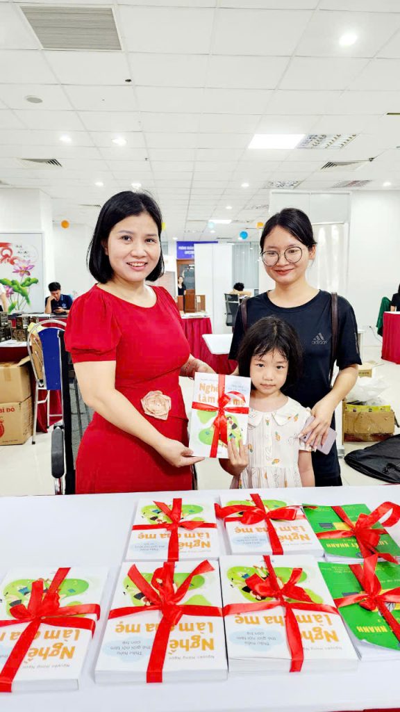 Nguyễn Hồng Ngọc tặng sách Nghề làm cha mẹ, hướng dẫn phụ huynh thấu hiểu thế giới nội tâm con