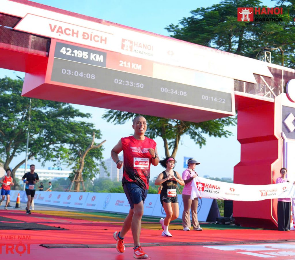 Nguyễn Huy Hoàng hoàn thành marathon 42km, kỷ luật thể chất để giữ sức bền sự nghiệp