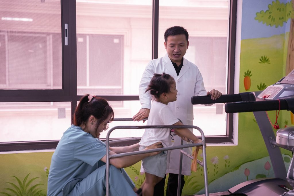 Bác sĩ Nguyễn Quang Hòa hướng dẫn phục hồi vận động cho trẻ, hỗ trợ trẻ bại não tập đi