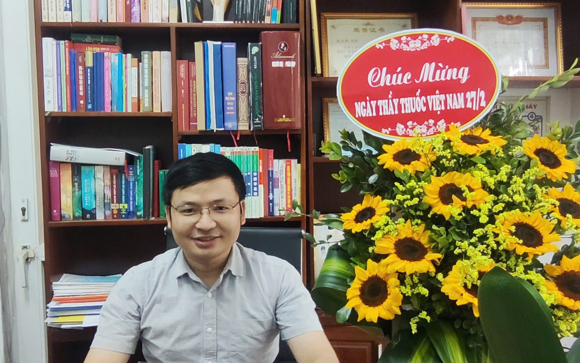 Bác sĩ Nguyễn Quang Hòa tại phòng làm việc, 18 năm kinh nghiệm phục hồi vận động và Thiên Ứng Đạo