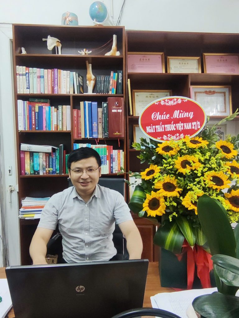 Bác sĩ Nguyễn Quang Hòa tại phòng làm việc, 18 năm kinh nghiệm phục hồi vận động và Thiên Ứng Đạo