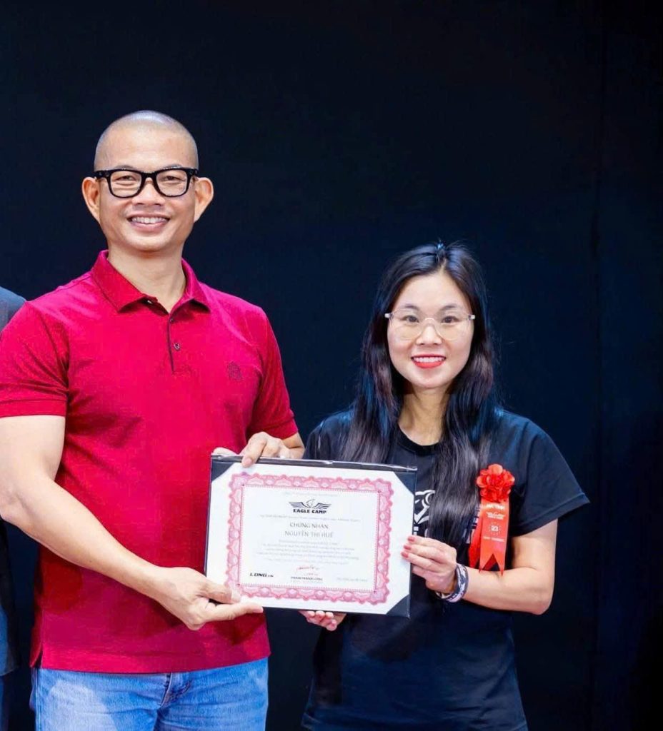 Nguyễn Thị Huế tham gia Eagle Camp, rèn kỷ luật tư duy và nội lực để đứng vững trước biến cố