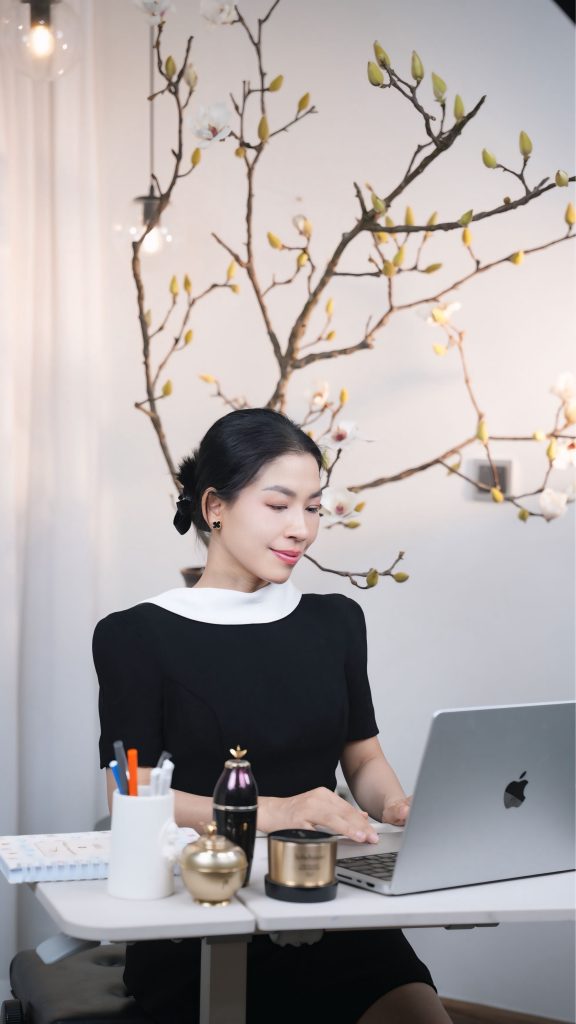 Nguyễn Thị Lan Phương kiểm tra sản phẩm trước khi tư vấn, xây niềm tin bằng chất lượng thật