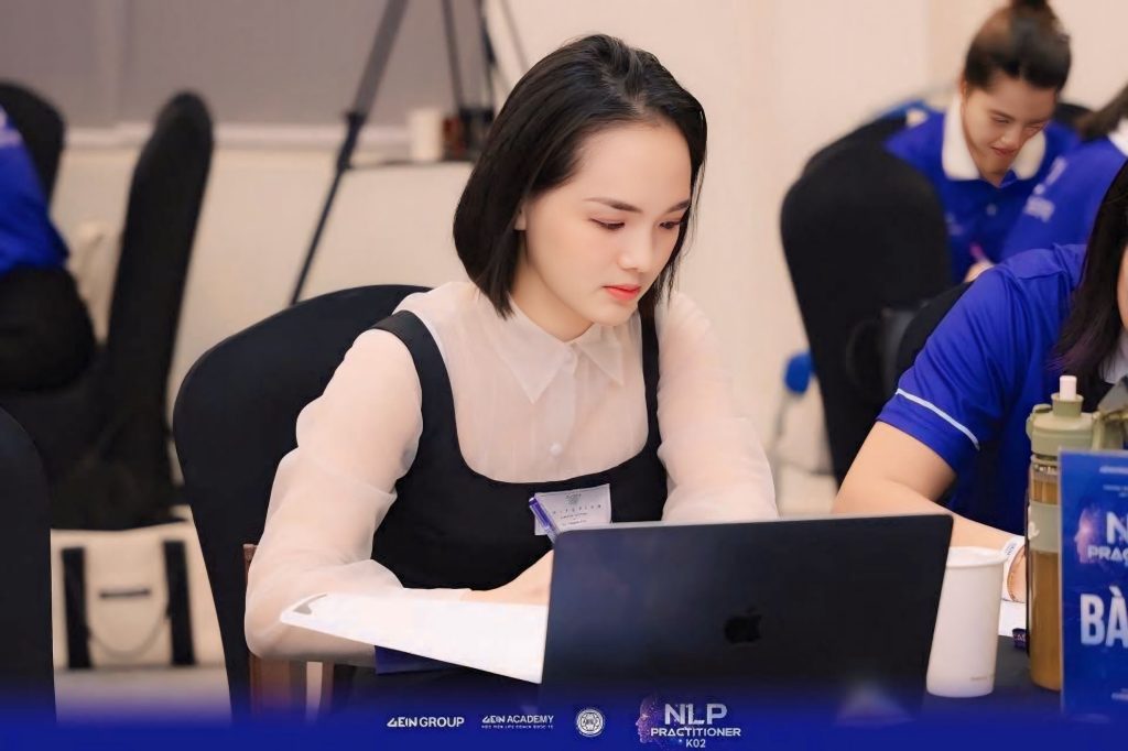 Nguyệt Trương thực hành NLP và coaching, xây kỷ luật cảm xúc cho người bận rộn