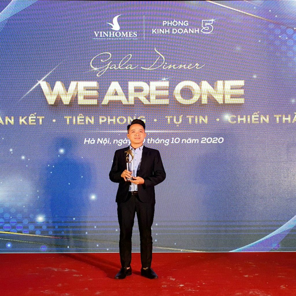 Trần Quốc Hoàn nhận giải tại Gala Vinhomes, hành trình 15 năm bất động sản