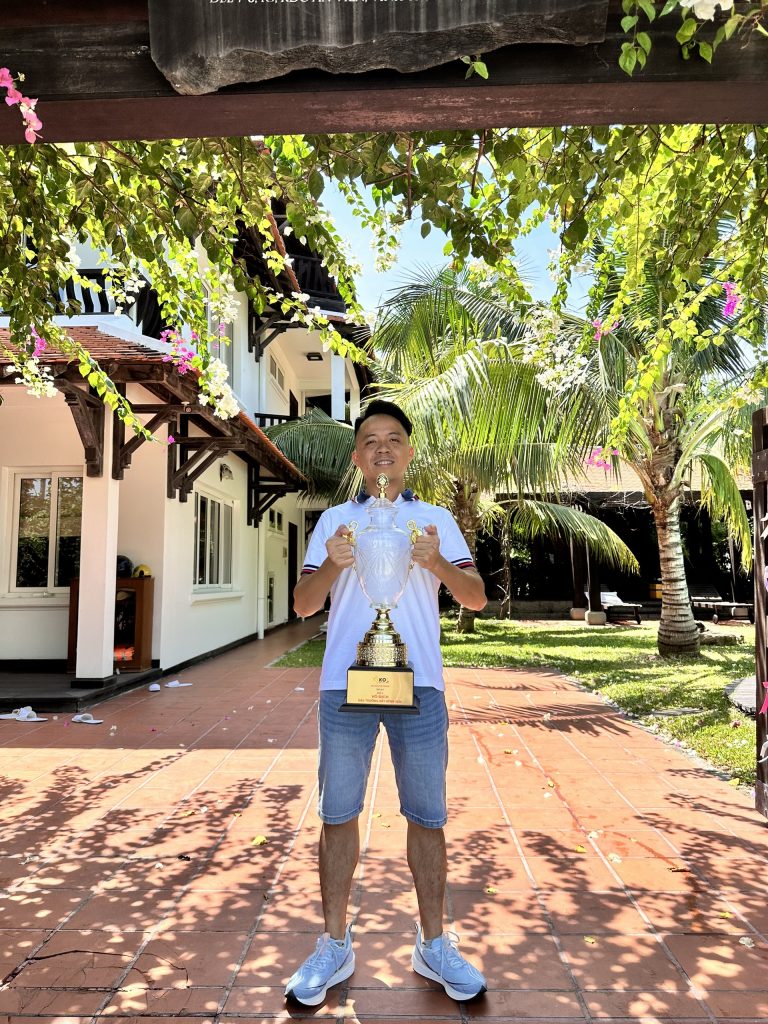 Trần Quốc Hoàn cầm cúp vinh danh, phong cách làm nghề điềm tĩnh và kỷ luật