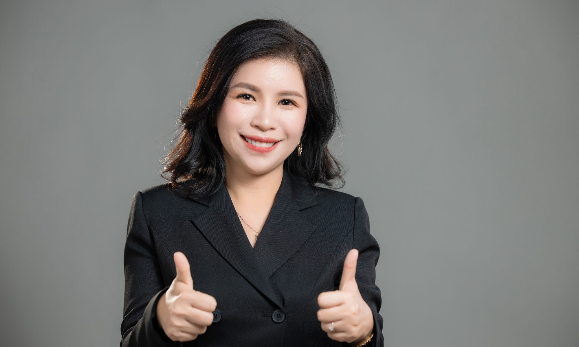 Bền từ con người, chắc từ hệ thống,Lê Nguyên Trang Nhã CEO may mặc xuất khẩu và Founder giáo dục Hạnh Phúc, chuyên coaching đội nhóm và tử tế từ gốc.