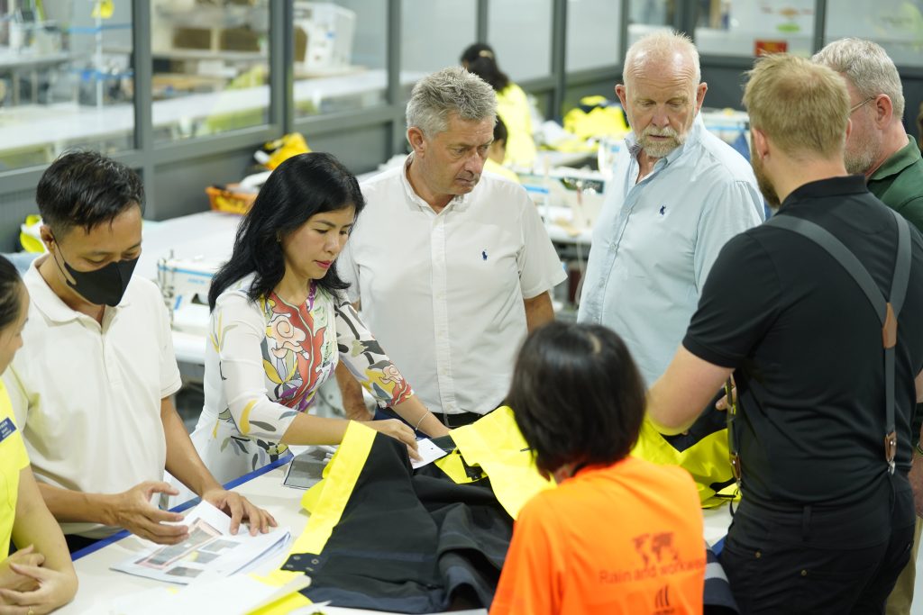 Lê Nguyên Trang Nhã làm việc với đối tác quốc tế tại nhà máy may mặc xuất khẩu, chuẩn chất lượng và tiến độ