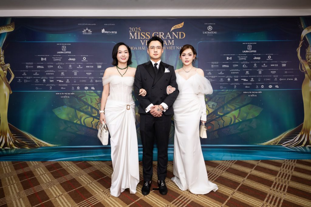 Đỗ Hải Vương Nam tại sự kiện Miss Grand Vietnam 2025 cùng khách mời, đại diện thương hiệu Vương Kim Bảo