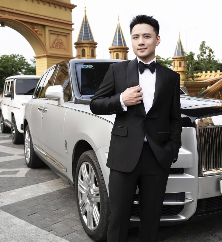 Đỗ Hải Vương Nam phong thái chuyên nghiệp, đồng hành khách hàng lựa chọn trang sức phong thủy phù hợp